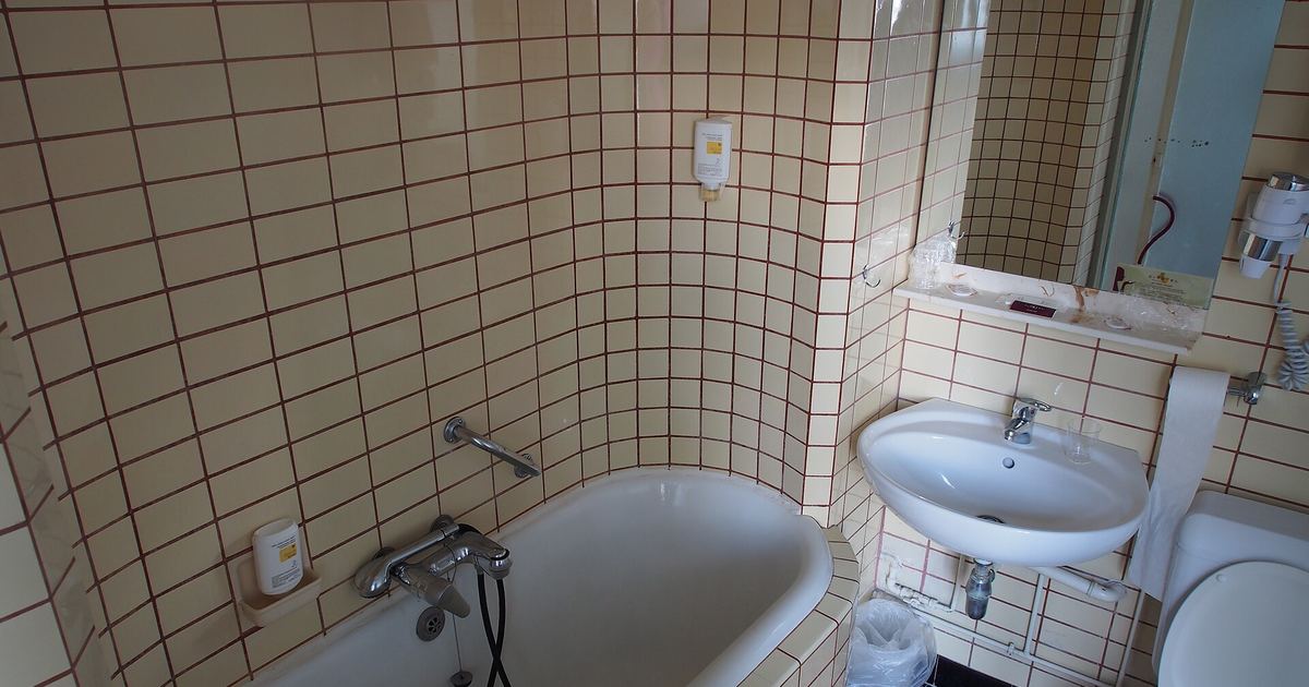 Banyo Küfü Bir Nem Sorunudur—Onu Gerçekten Durduran Havalandırma Alışkanlıkları